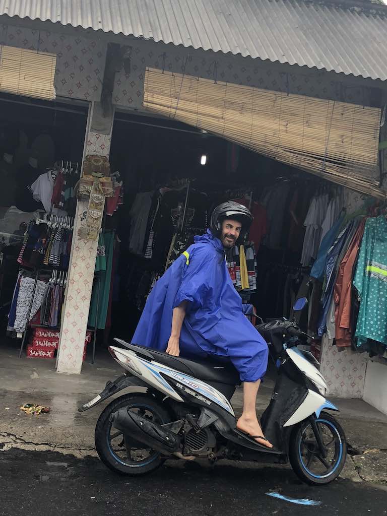 Circuler en scooter à Nusa Penida Bali sous la pluie