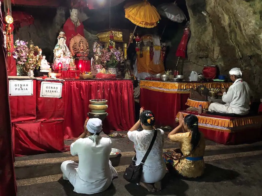 Temple Goa Giri Putri Nusa penida Bali francophone