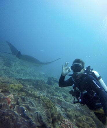 Plongée sous marine avec une raie manta Nusa Penida Bali
