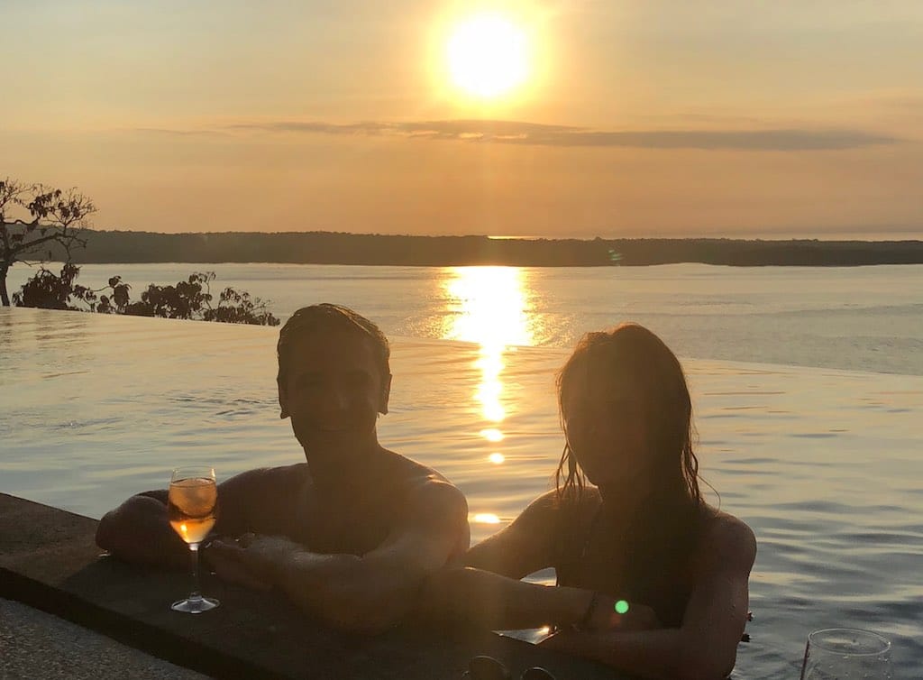 Coucher de soleil sur la piscine à débordement du centre de plongée Dune Penida (Warnakali), Nusa Penida