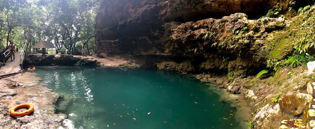 Piscine naturelle de la foret de Temeling Nusa Penida Bali Tembeling