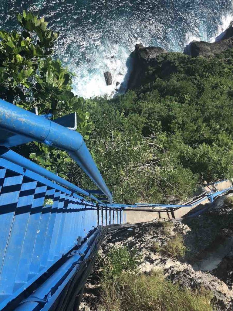 Descente Escalier bleu Peguyangan Waterfall Nusa Penida Bali