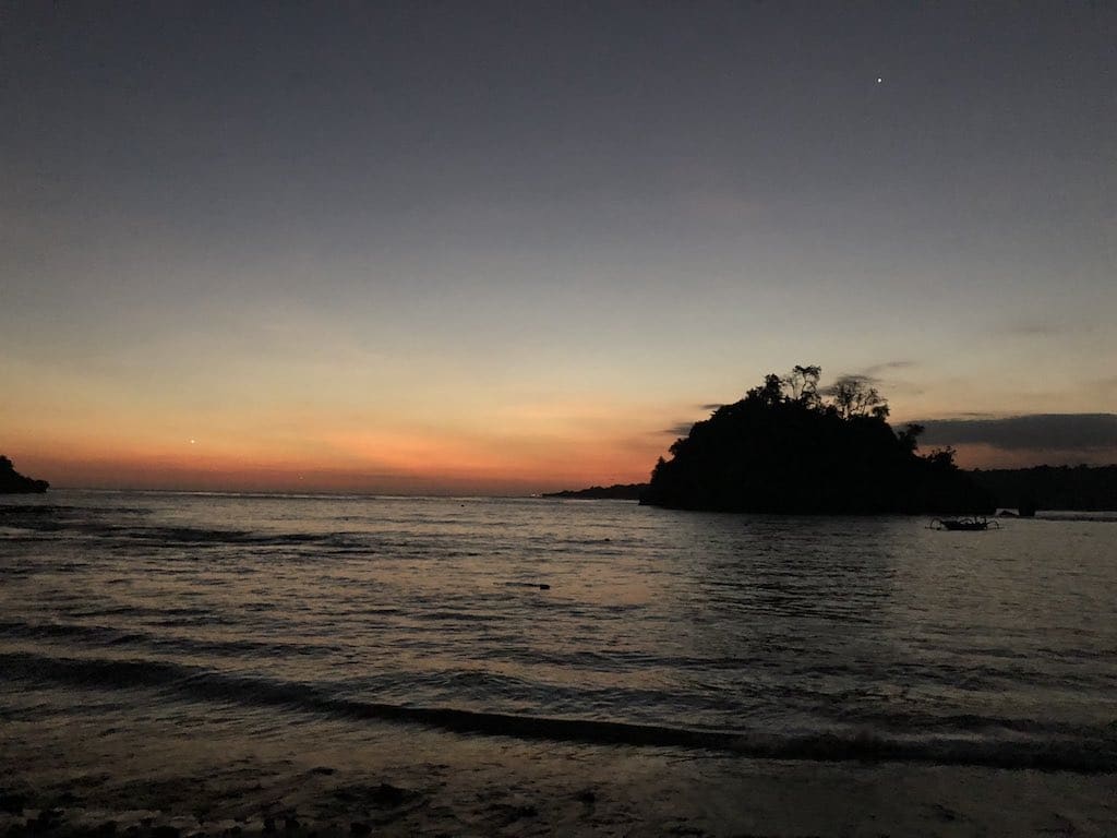 Crystal Bay Nusa penida Bali après le coucher de soleil