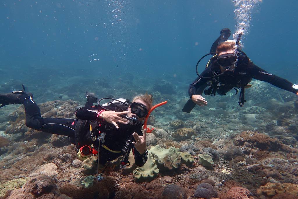 Instructeur de plongee sous marine à Nusa Penida Bali avec un eleve