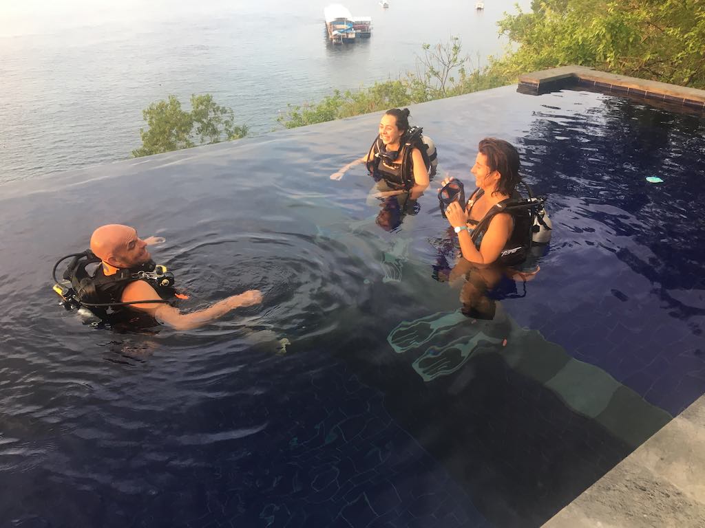 PADI Open Water Isabelle Noemie en piscine Nusa Penida Bali