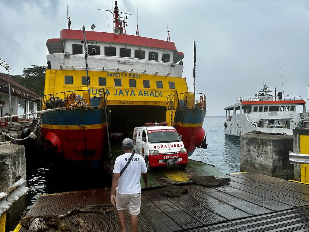 aller à nusa penida en ferry boat port de sampalan