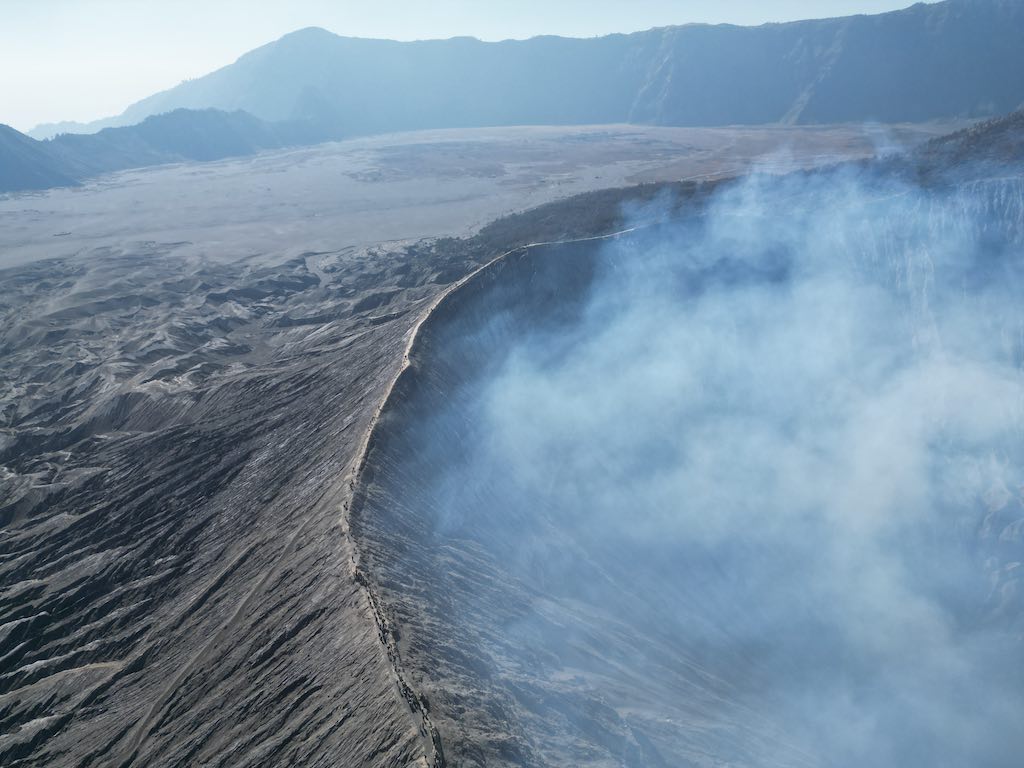 Mont Bromo volcan cratere Java Indonesie drone 