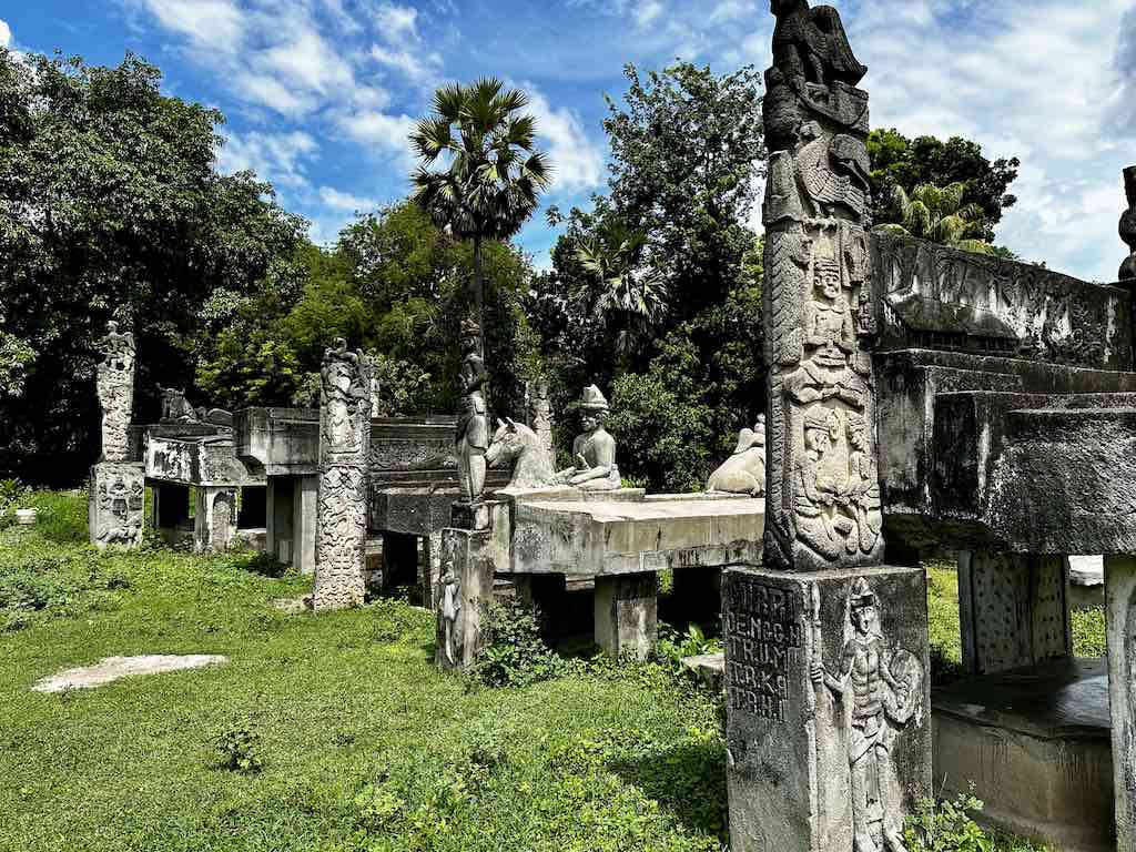 Sumba Est village traditionnel tombes Watu Hadang