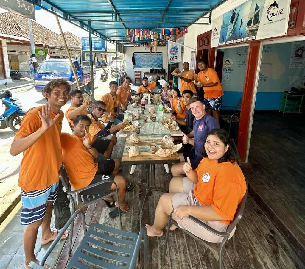 equipe centre de plongée dune penida a Toyapakeh Nusa Penida Bali