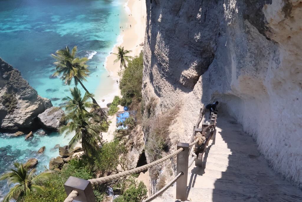 Diamond Beach Nusa Penida Bali Indonesie escalier
