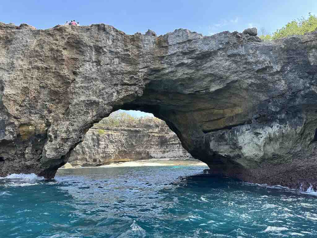broken beach nusa penida vue de l'arche