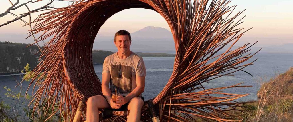 Blaise Jaeger à Amok Sunset avec vue sur Nusa Penida et le volcan Agung à Bali