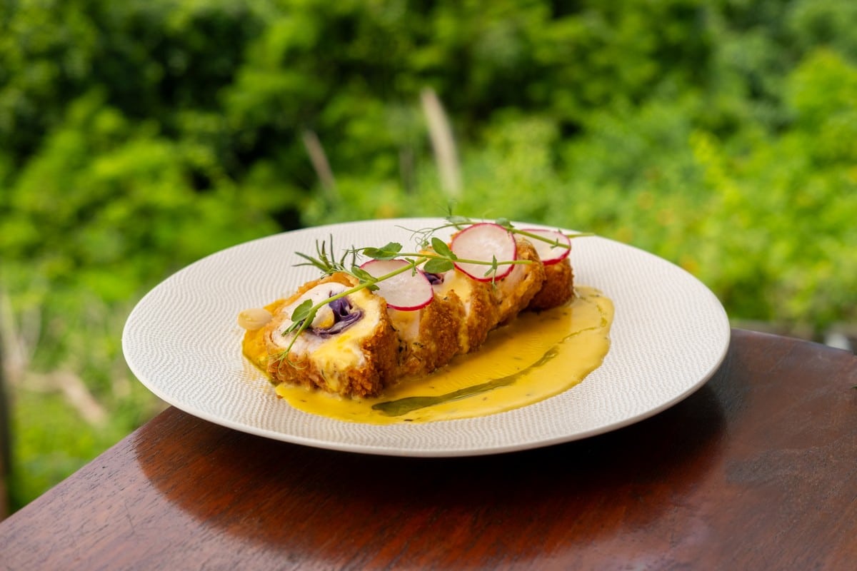 Plat signature du menu d'Amok Sun & Cliff Club avec vue jungle, restaurant cliffside Nusa Penida