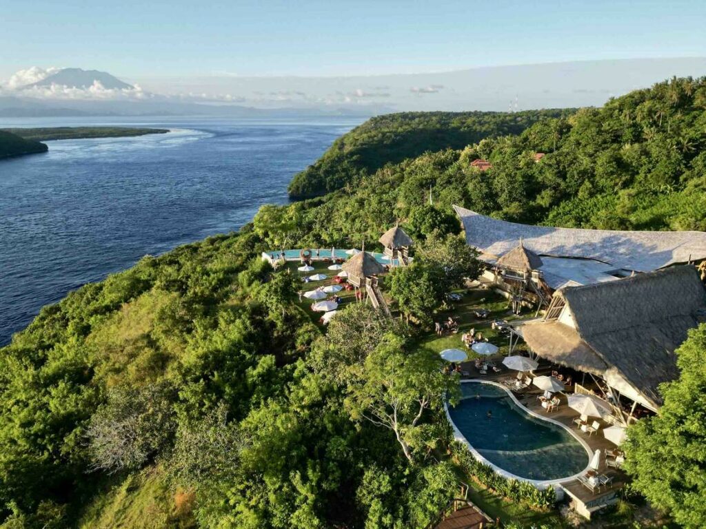 Amok sunset bar restaurant Nusa Penida Bali vu de drone