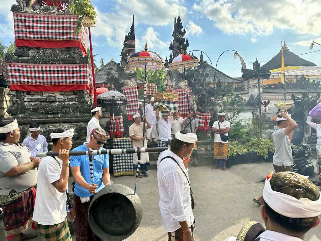 Procession finale de l'Odalan de trois jours du Pura Desa Segara Kukuh à Toyapakeh, Nusa Penida