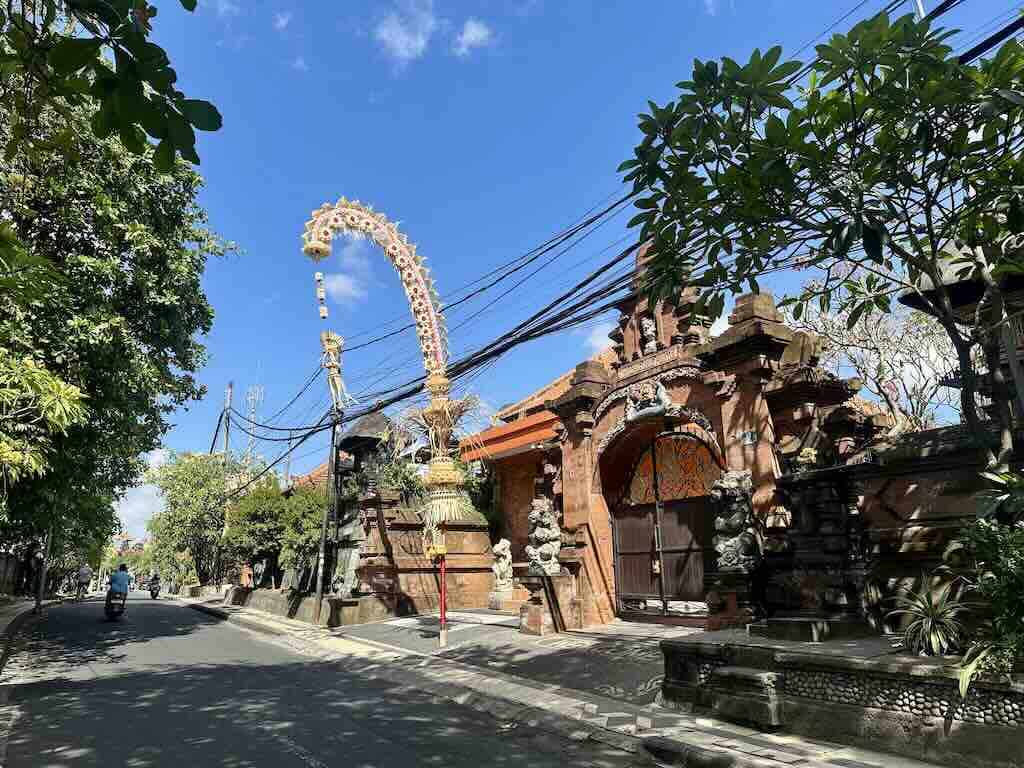 Penjor traditionnel décorant une rue pendant Galungan à Bali