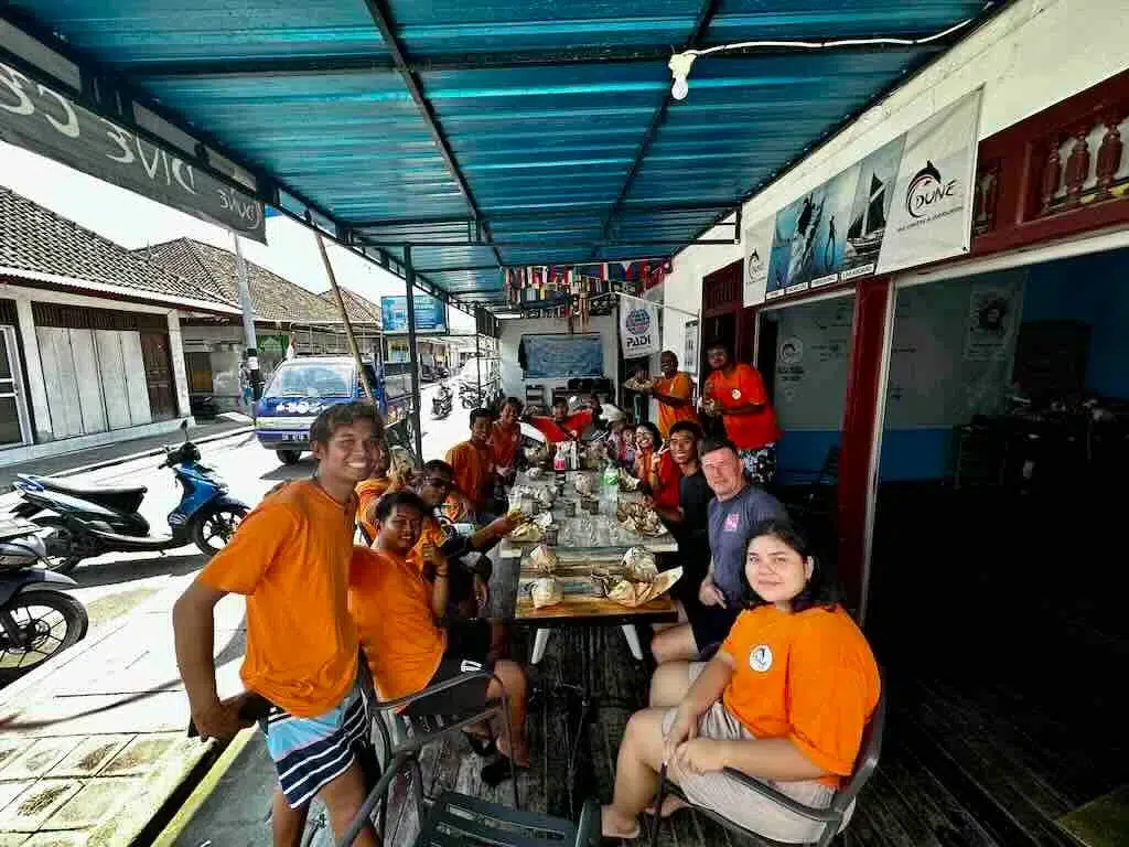 L'équipe de Dune Penida devant le toko, la boutique de plongée de Toyapakeh, Nusa Penida