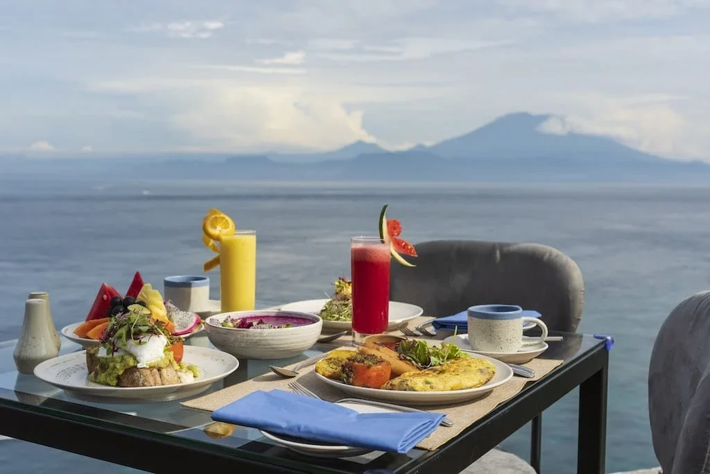 Terrasse du restaurant face à la mer à Adiwana Warnakali, avec vue sur le mont Agung, Nusa Penida