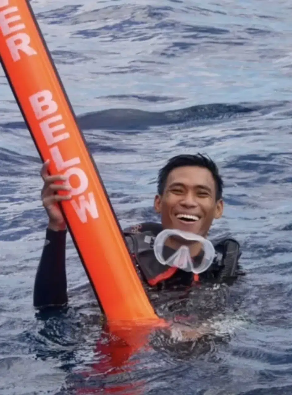 Roy, instructeur de plongée à Dune Penida, en surface avec un parachute de palier, Nusa Penida