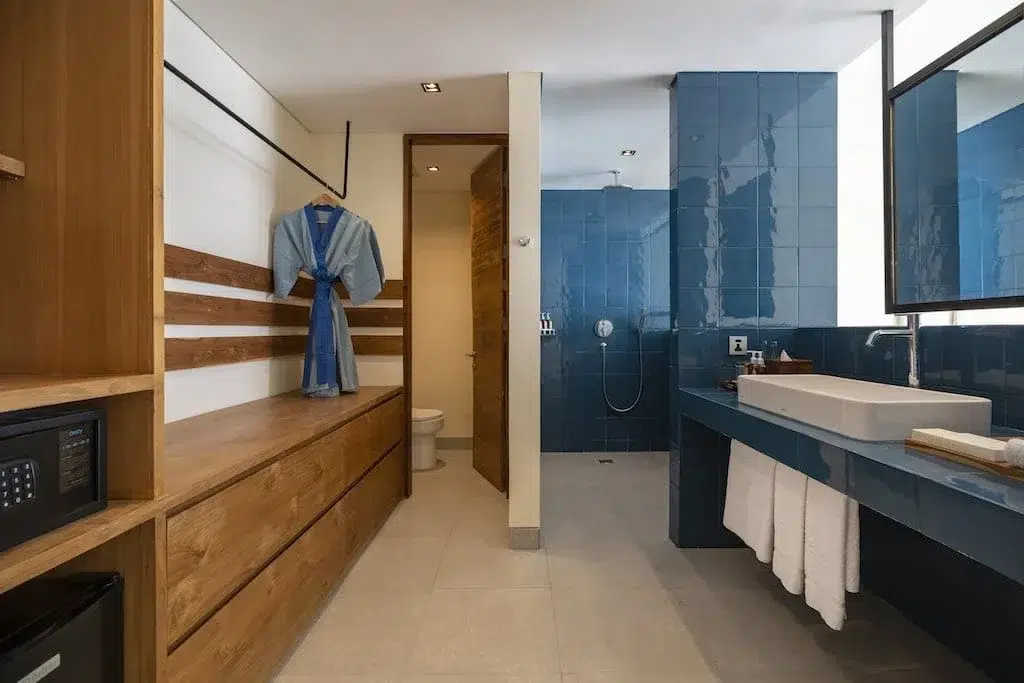 Salle de bains carrelée de bleu dans une Ocean View Suite d'Adiwana Warnakali, Nusa Penida