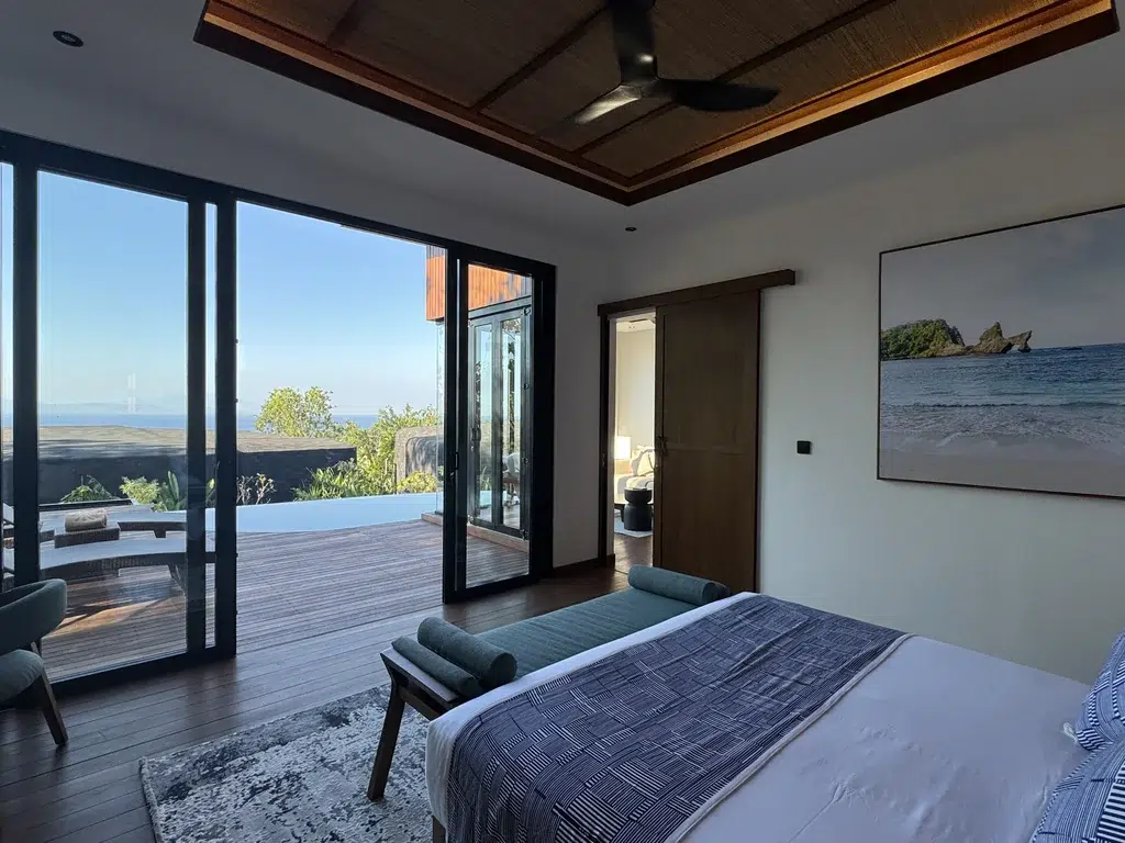Chambre de la villa 1 chambre d'Adiwana Warnakali ouverte sur la terrasse, la piscine privée et la mer, Nusa Penida