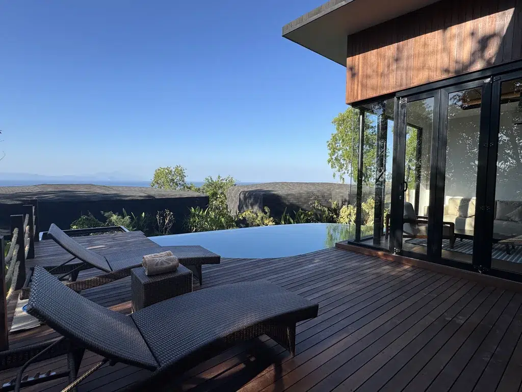 Piscine privée et terrasse à transats de la villa 1 chambre d'Adiwana Warnakali, au-dessus du détroit de Badung, Nusa Penida