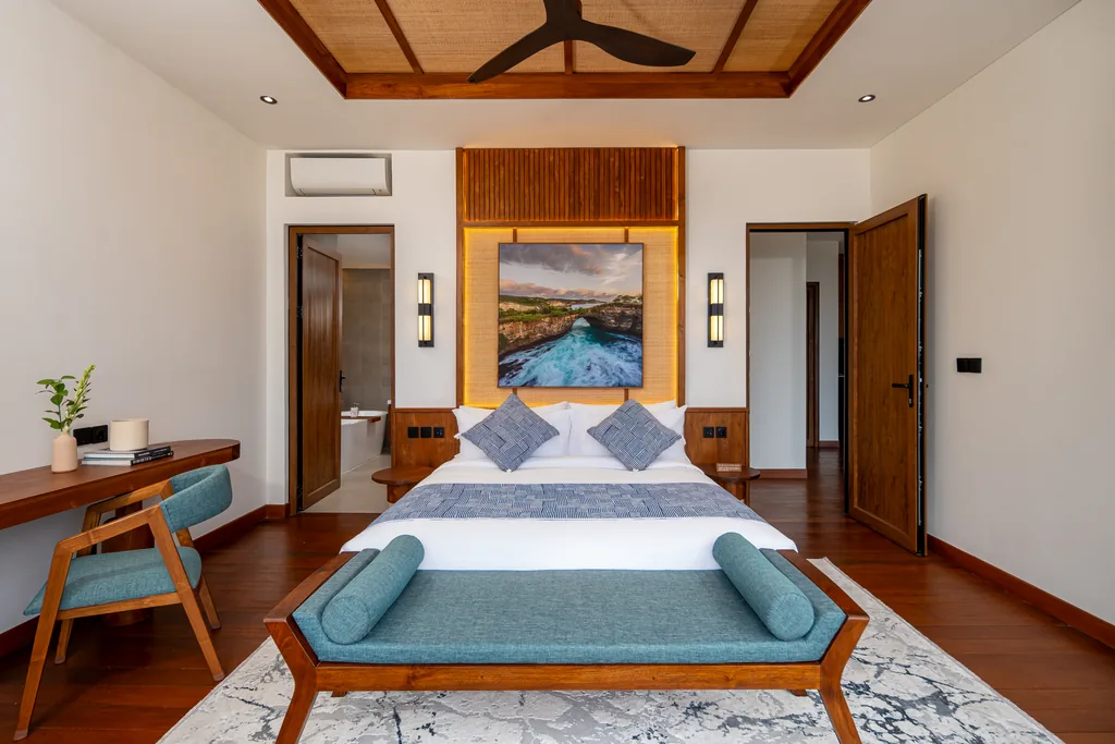Chambre avec salle de bains attenante et plafond en bois sculpté dans une villa 2 chambres d'Adiwana Warnakali, Nusa Penida