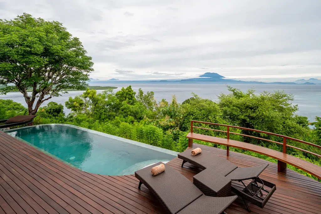 Piscine à débordement privée et terrasse d'une villa 2 chambres d'Adiwana Warnakali, face au mont Agung, Nusa Penida