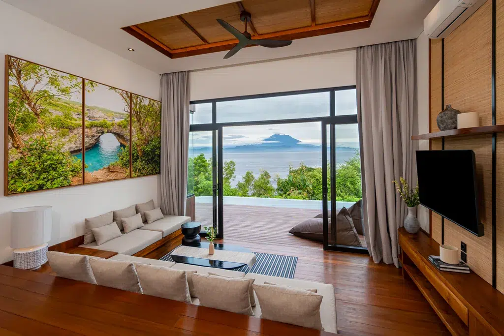 Salon d'une villa 2 chambres avec piscine privée d'Adiwana Warnakali, ouvert sur la terrasse et la mer, Nusa Penida