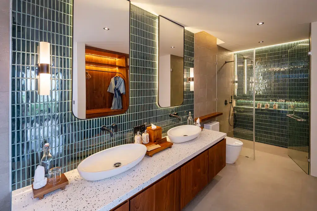 Salle de bains carrelée de vert avec double vasque et douche à l'italienne dans une villa d'Adiwana Warnakali, Nusa Penida
