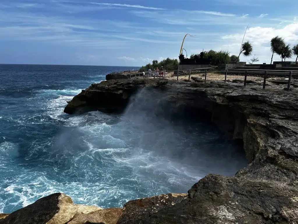 Côte rocheuse et vagues déferlantes près de Sandy Bay, sur la côte ouest de Nusa Lembongan