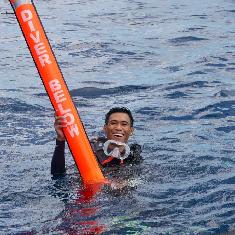 Roy, instructeur de plongée à Dune Penida, en surface avec une bouée de signalisation plongeur, Nusa Penida