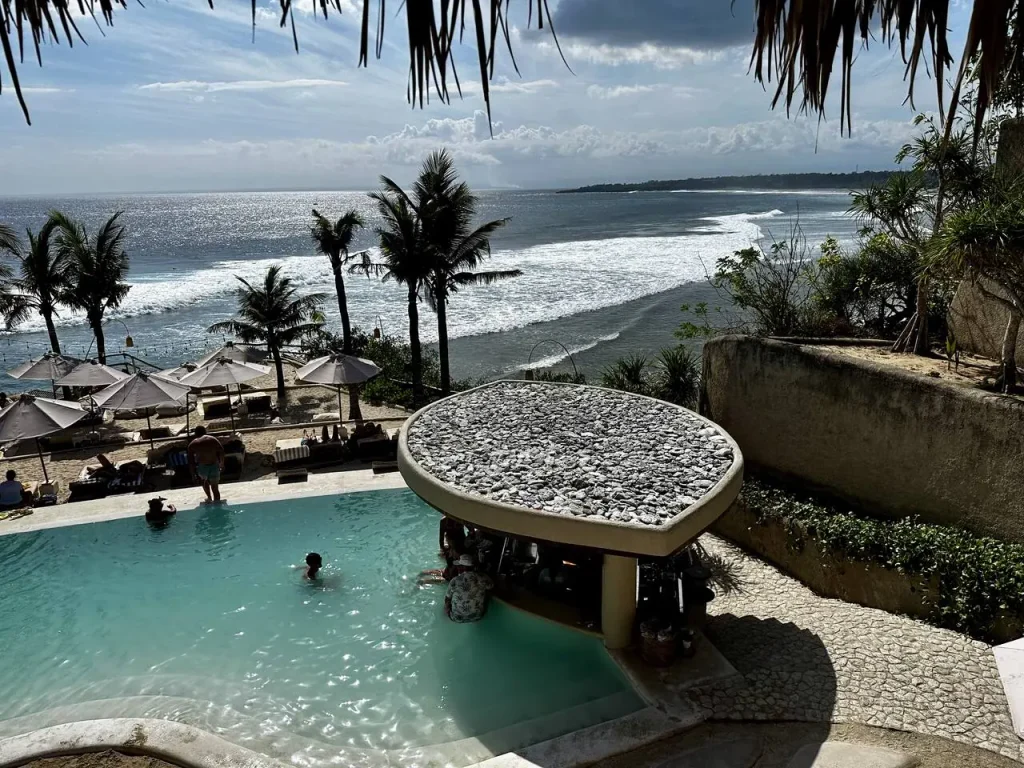 Beach club perché sur la falaise avec vue sur l'eau turquoise à Nusa Ceningan