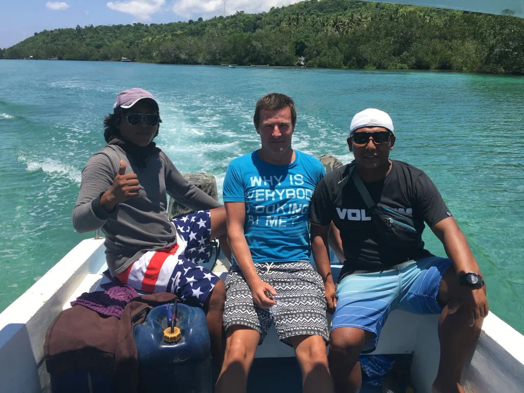 Blaise Jaeger sur le bateau lors de la traversée vers Nusa Lembongan en février 2016, le voyage qui l'a mené à ouvrir un centre de plongée dans les îles Nusa