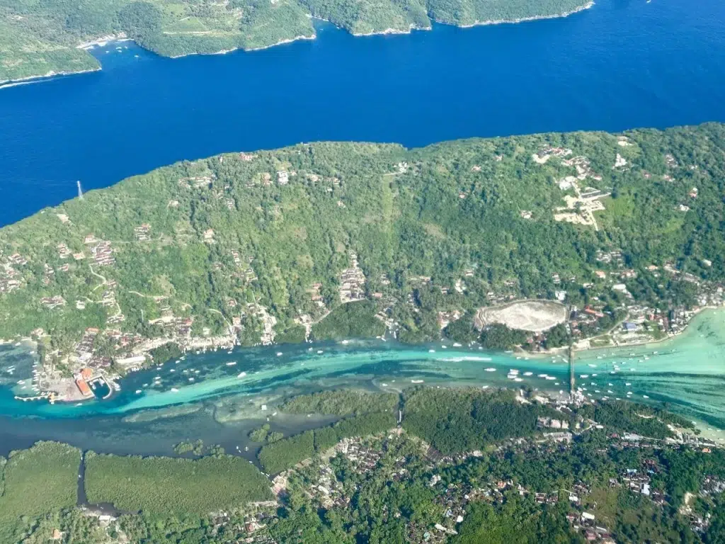Vue aérienne de Nusa Lembongan et Nusa Ceningan avec des chenaux turquoise et des fermes d'algues